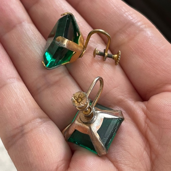 1950s emerald cut glass screw on gold tone earrings - Picture 9 of 11